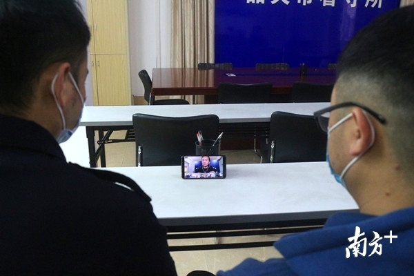 民警正观看网络教学直播。